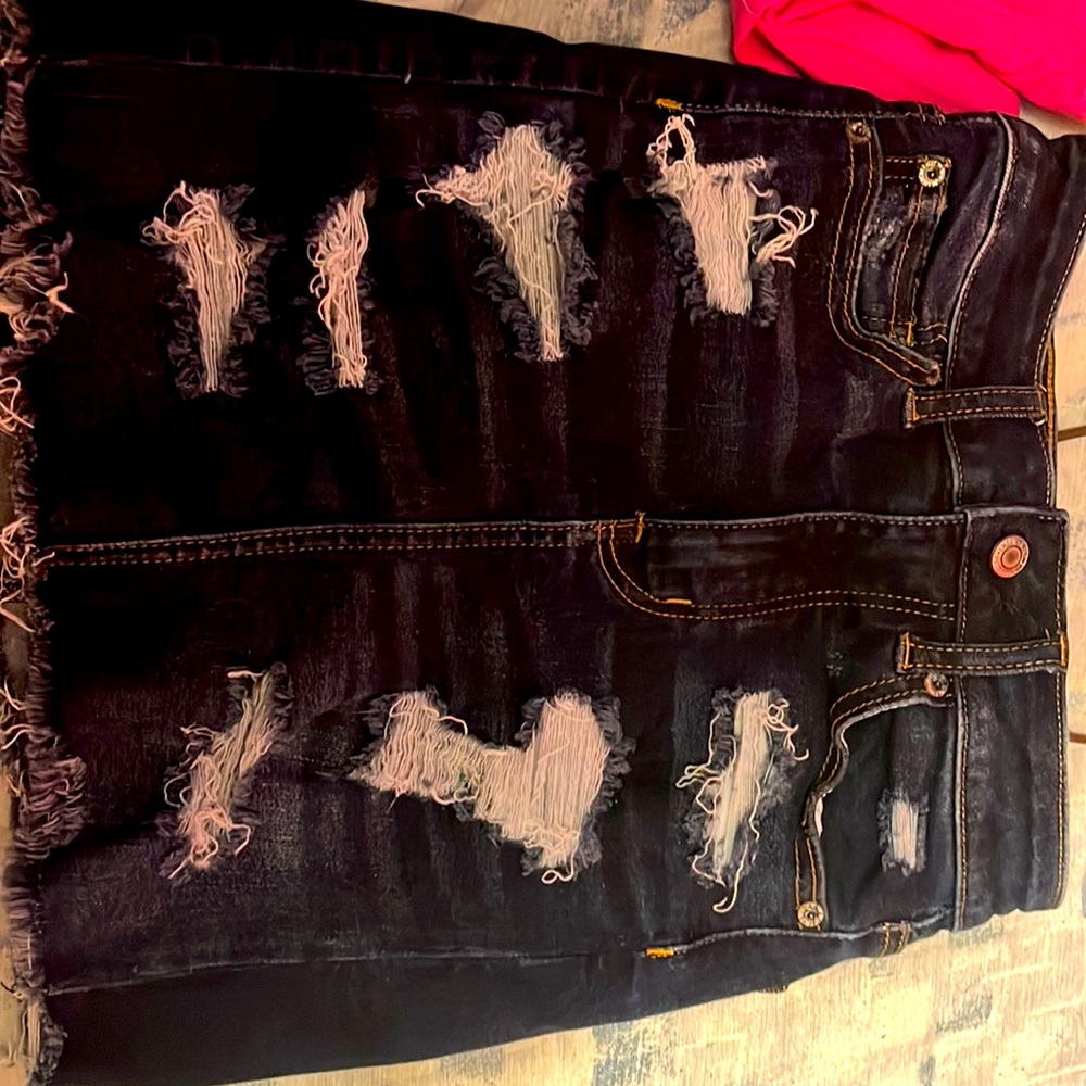 American eagle skirt blue Jean Size 00 ripped up holes never been worn